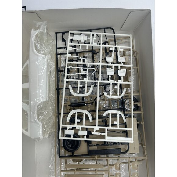 AOSHIMA TOYOTA 4RUNNER SURF HIGH RIDER U.S. 1991 LHD 1:24 MODEL Open Box - Picture 10 of 12